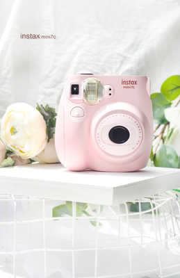 掌中瞬间，定格永恒 产品摄影中的拍立得相机魅力